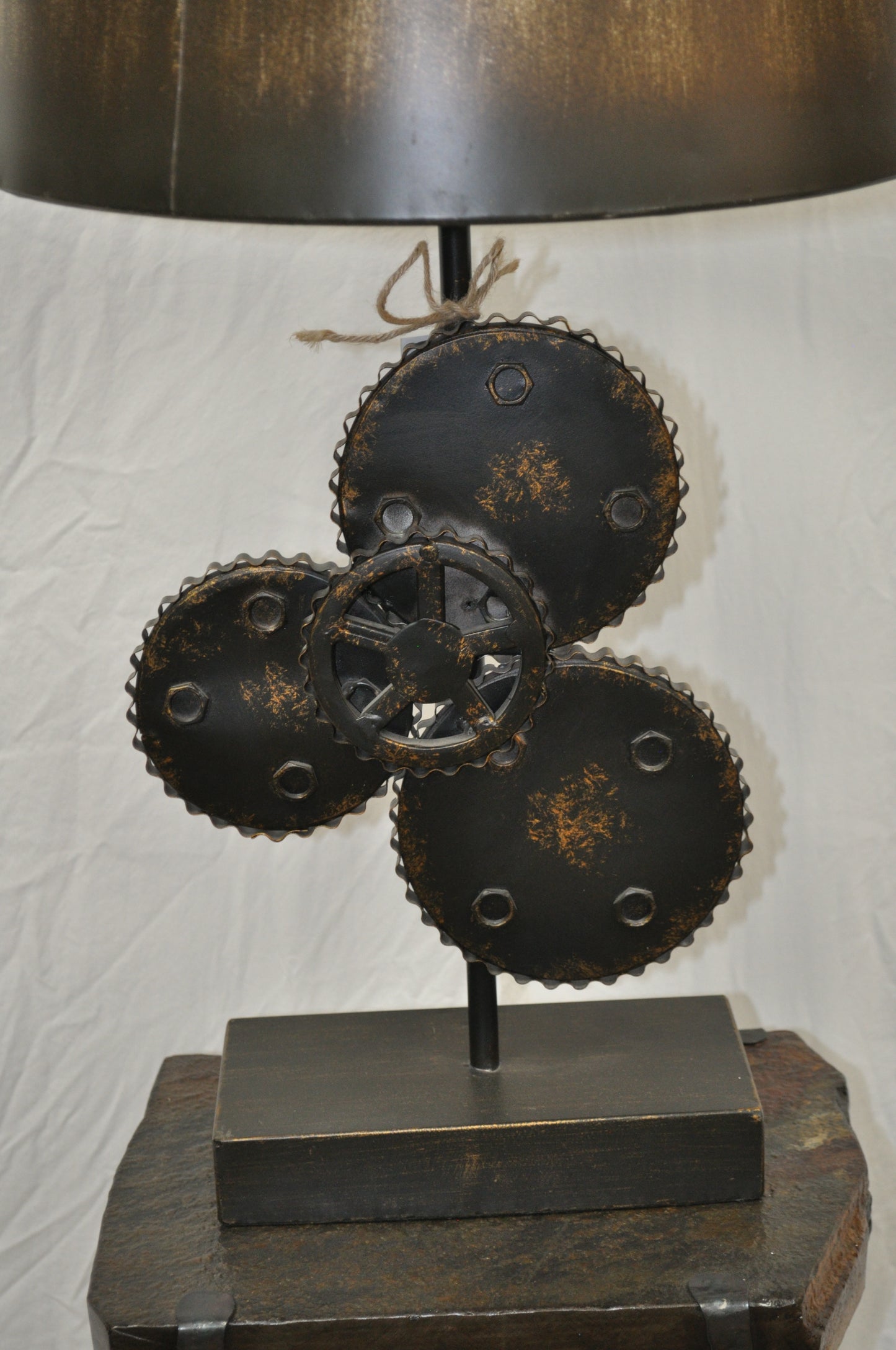 Gear table lamp